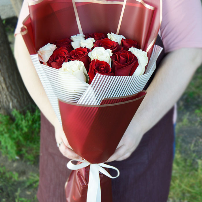 Букет из 15 красных и белых роз в упаковке